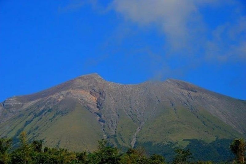 Kanlaon Volcano emits sulfur stench