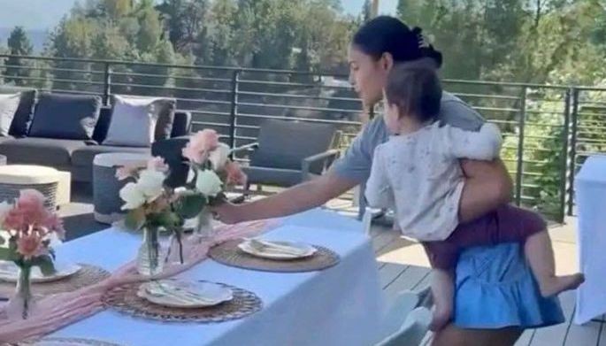 Lovi bumabawi, halos ayaw ibaba ang anak!
