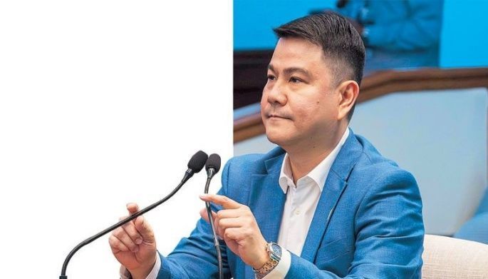 Marwin Galvez, division head for Bank of the Philippine Islands’ Metro Manila branches, testifies on the bank accounts of Vice President Sara Duterte as four other prosecution witnesses take their oath at the Senate yesterday.