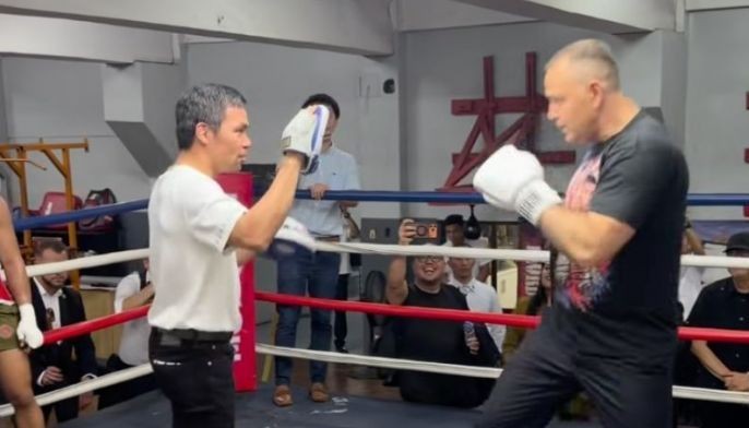 Pacquiao holds the mitts for Polish president