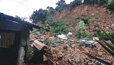 Pamilya nalibing nang buhay sa Cebu landslide: 3 patay