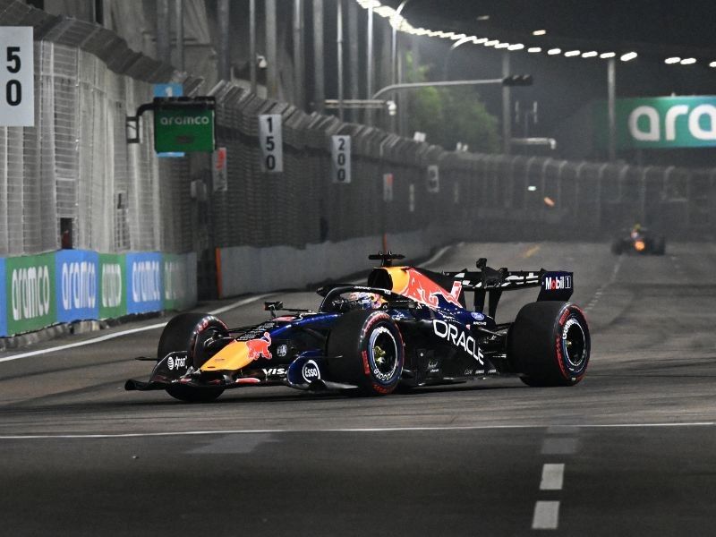 Verstappen continues resurgence with pole for Singapore sprint