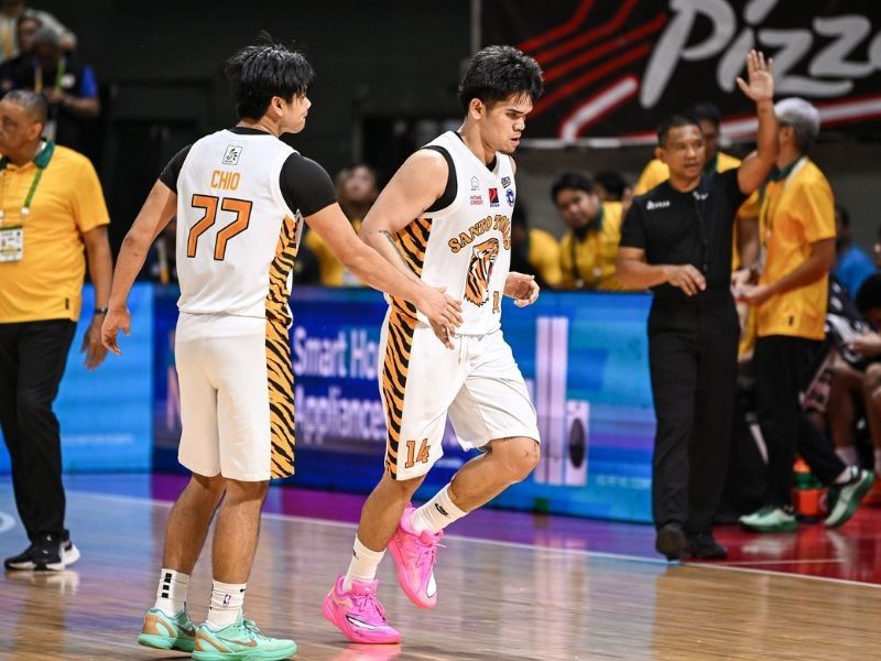 UST’s Llemit plays inspired ball with idol Dwyane Wade at sidelines