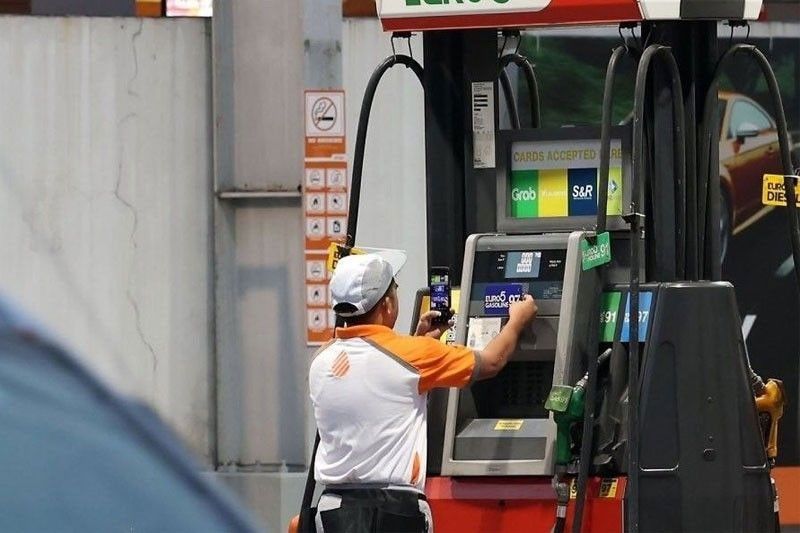 Gas prices tipped for P4.20/liter rollback