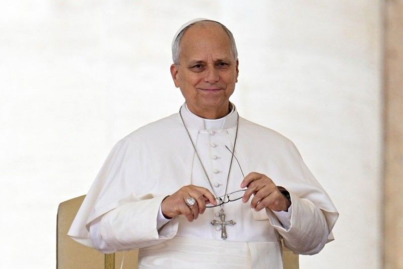 Smiling pope returns to Vatican