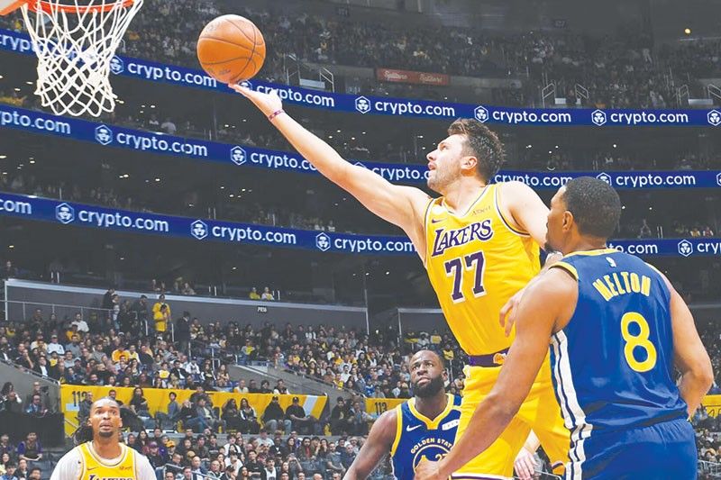 Lakers nakaiskor sa Warriors